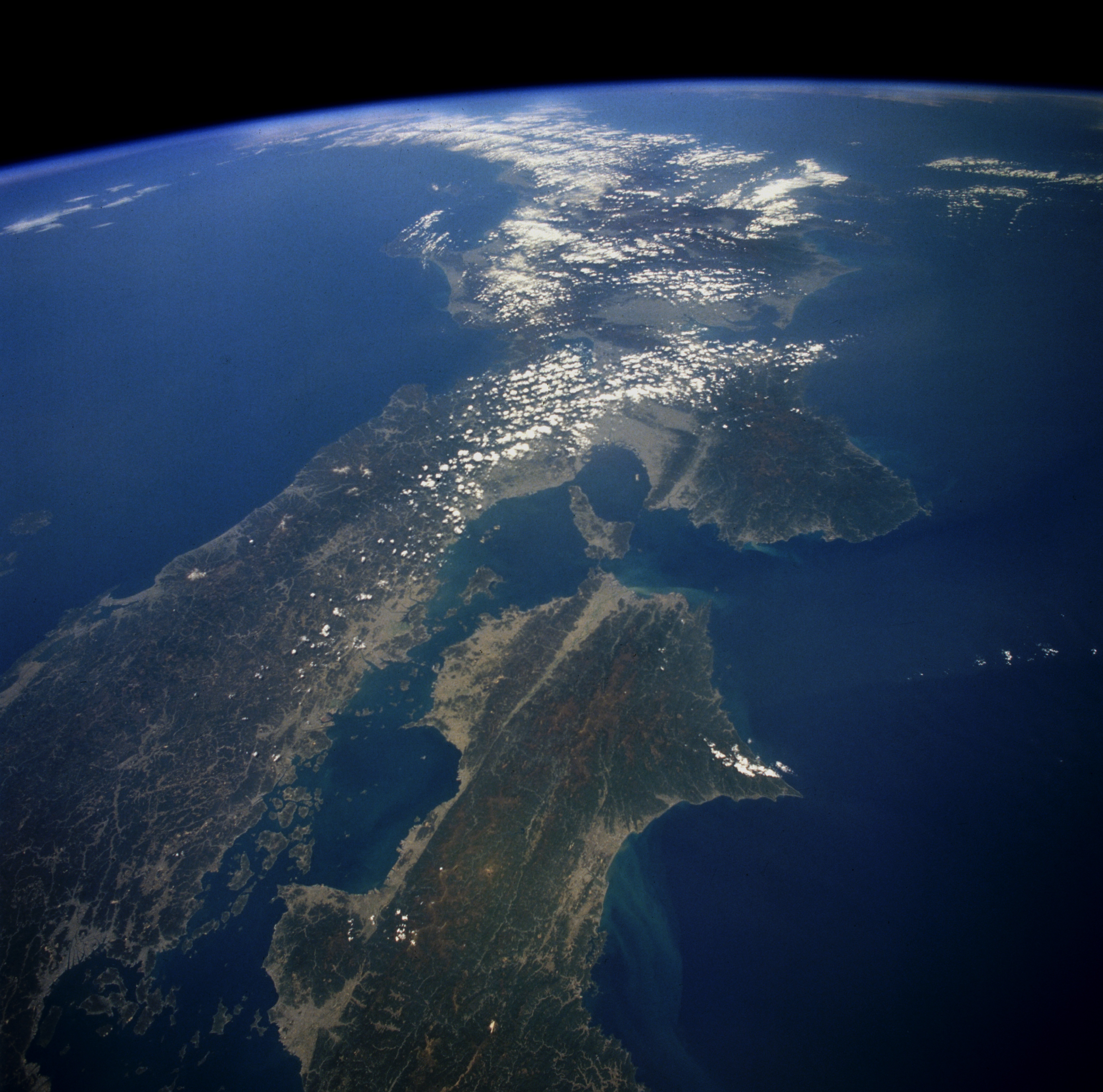 Тихий океан изучен. Тихий океан и Атлантический океан с космоса. Остров Хонсю с космоса. Большой Барьерный риф Австралия из космоса. Палео Хонсю остров.
