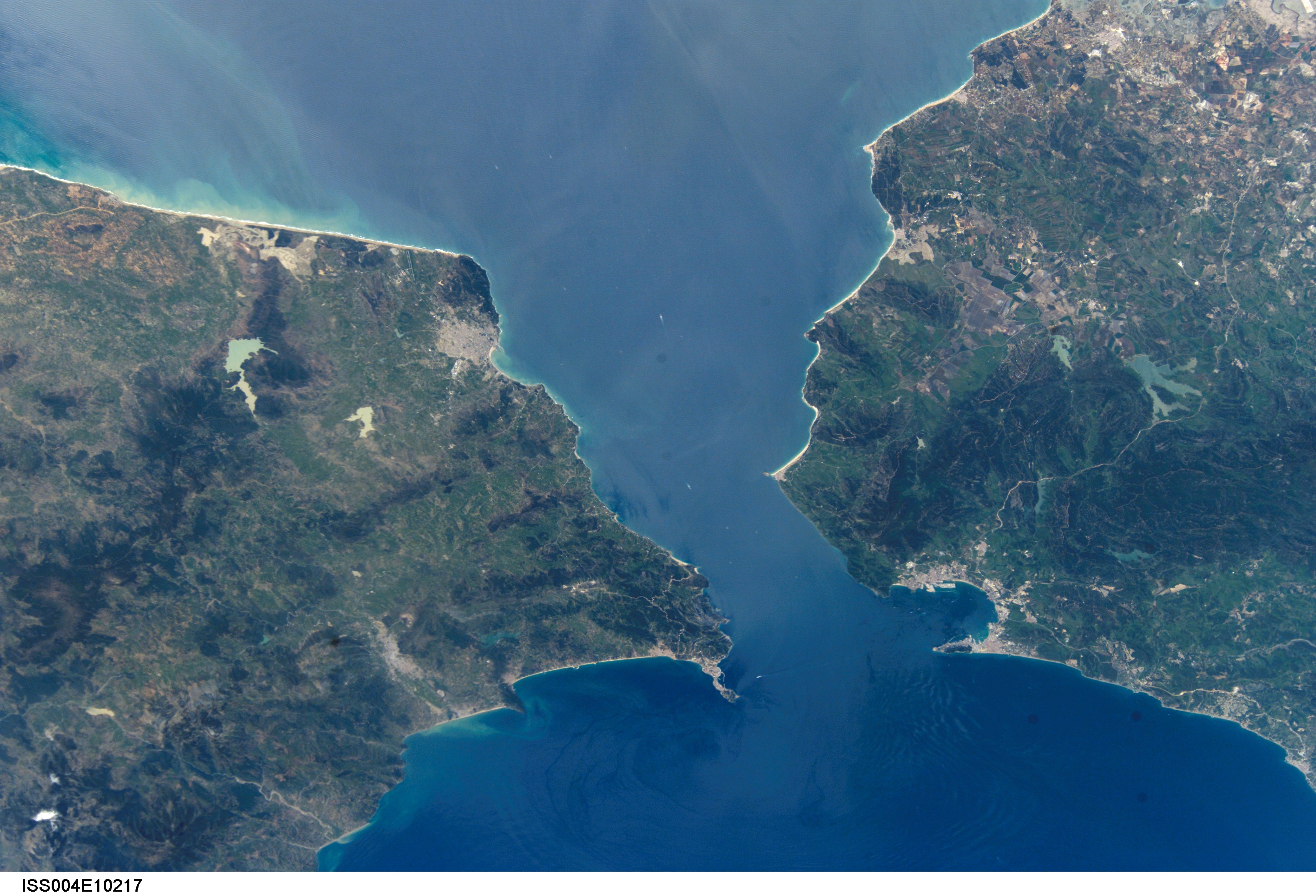 Пролив между озерами. Гибралтарский пролив из космоса. Испания Гибралтарский пролив. Босфор проливы Атлантического океана. Гибралтарский пролив 1914.