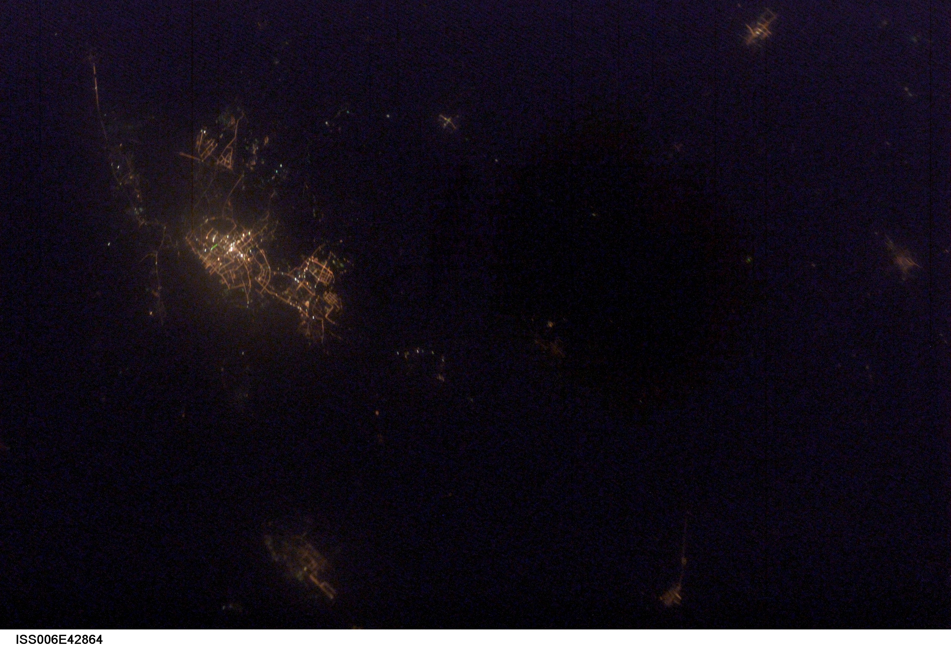 Astronaut Photo ISS006-E-42864