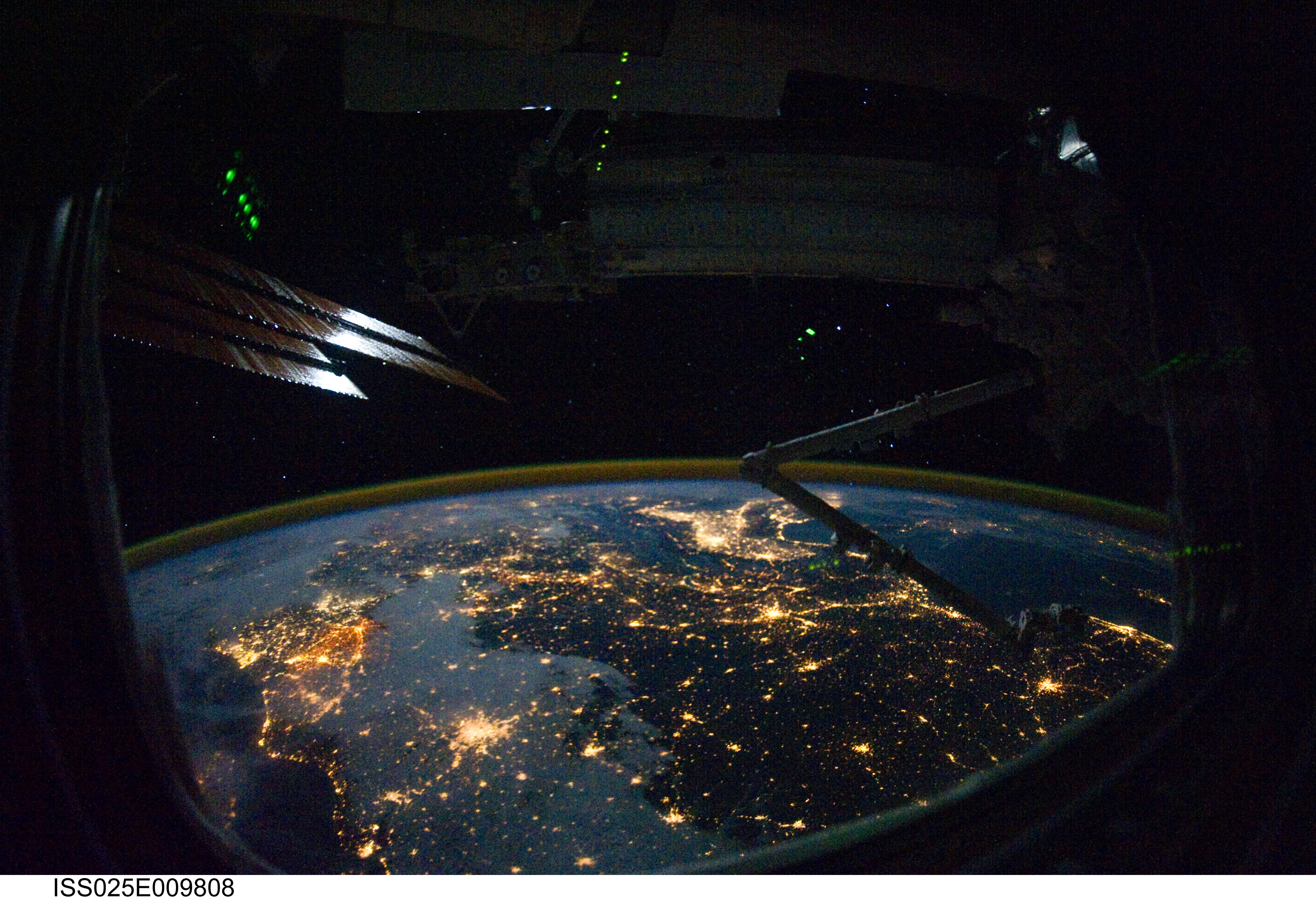 Космонавтам видны планеты. Вид из иллюминатора в космосе. Вид из иллюминатора ракеты. Земля из иллюминатора космического корабля. Вид из иллюминатора на землю.