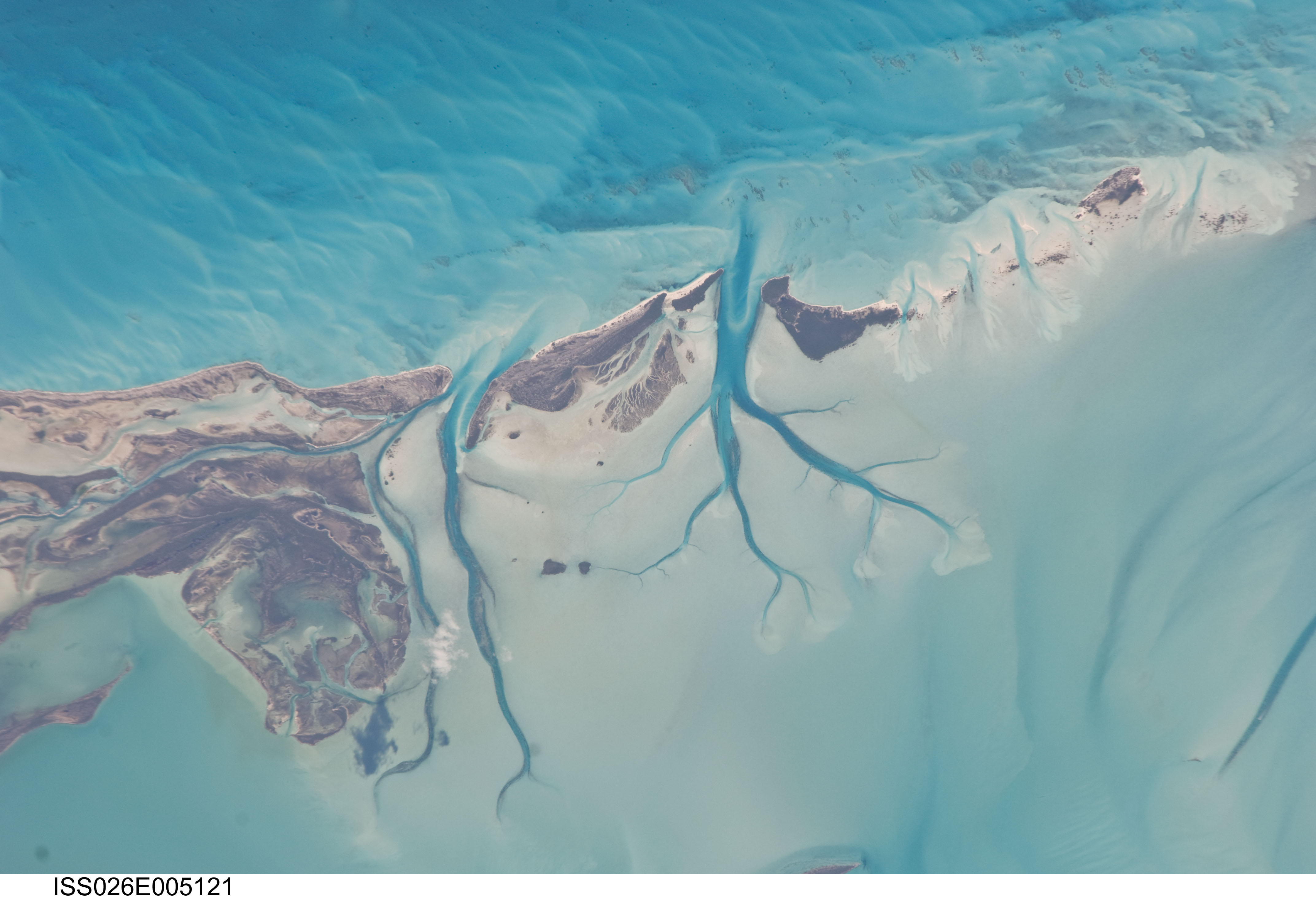 Island vk. Лонг Айленд Багамы. Аэрокосмические снимки. Аэрокосмические снимки земли. Багамы из космоса.