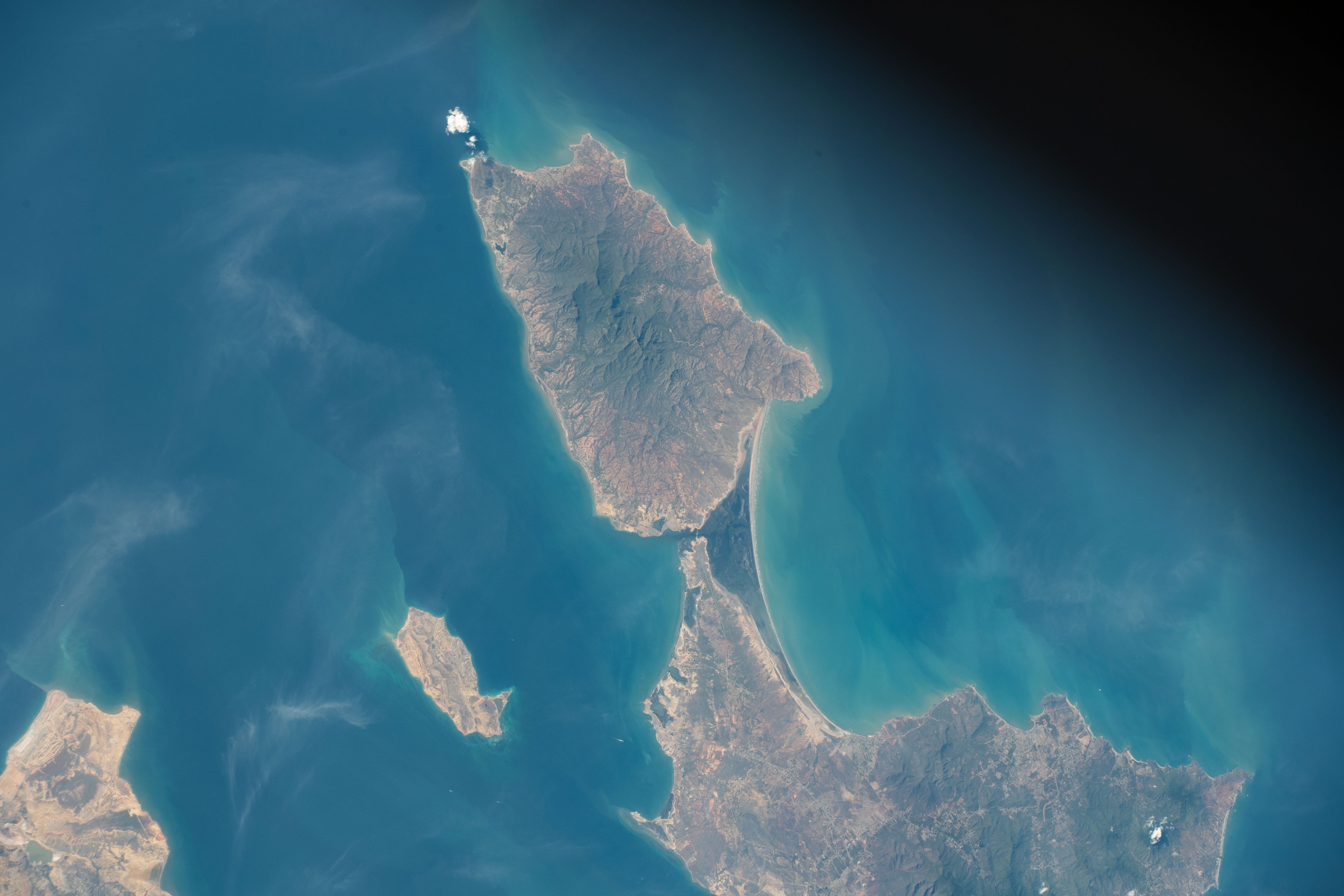 Astronaut Photo ISS070-E-93970