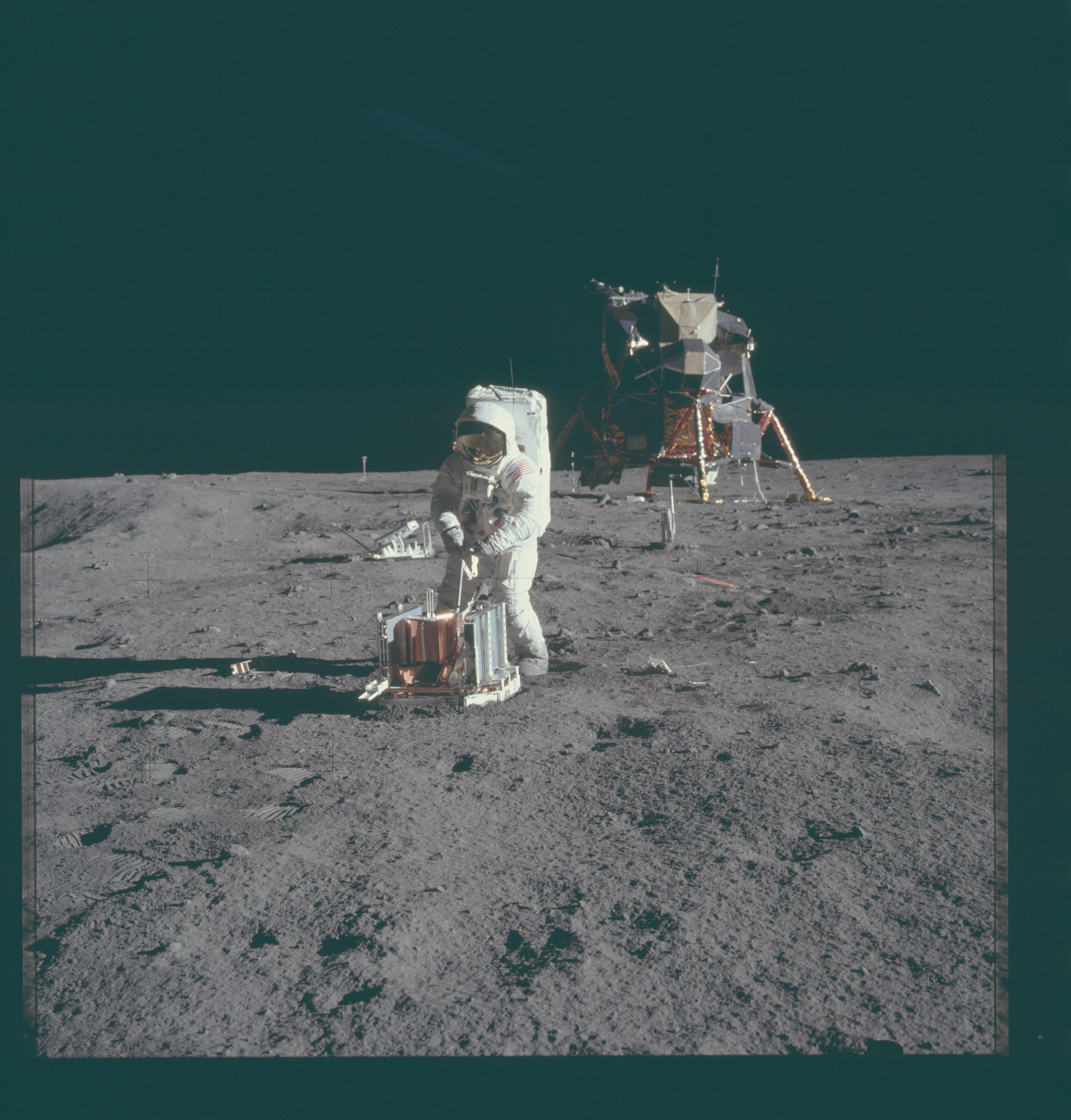 Astronaut Photo AS11-40-5946