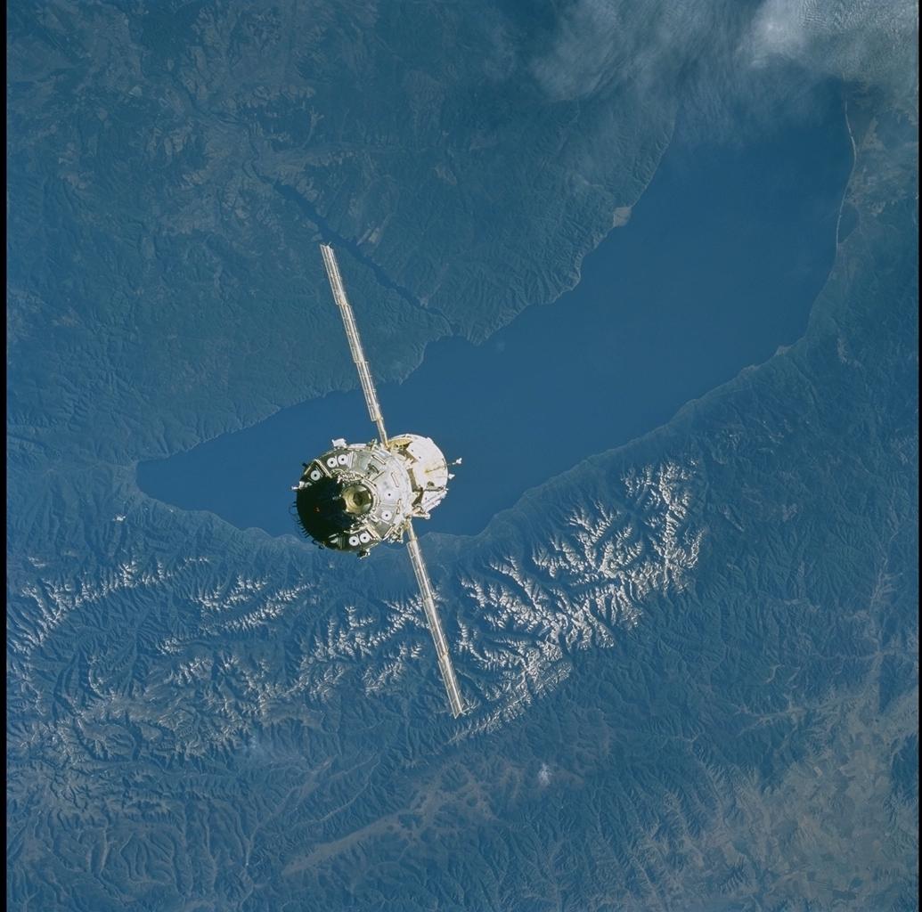 Озеро спутник. Озеро Байкал с космоса. Озеро Байкал из космоса. Озеро Байкал снимок из космоса. Оз Байкал из космоса.