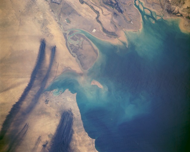 Photo: STS037-152-91